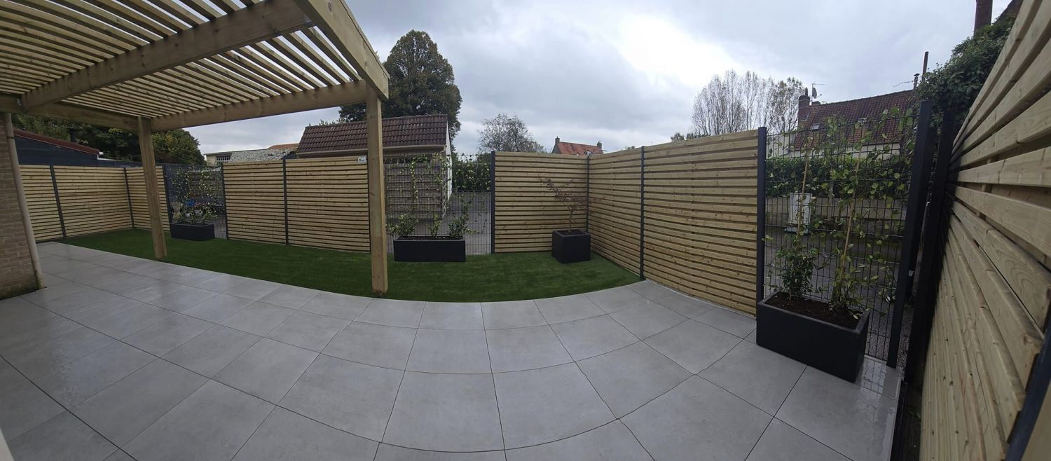 Terrasse, clôture, portillon, gazon synthétique, pergolas, jardinières 