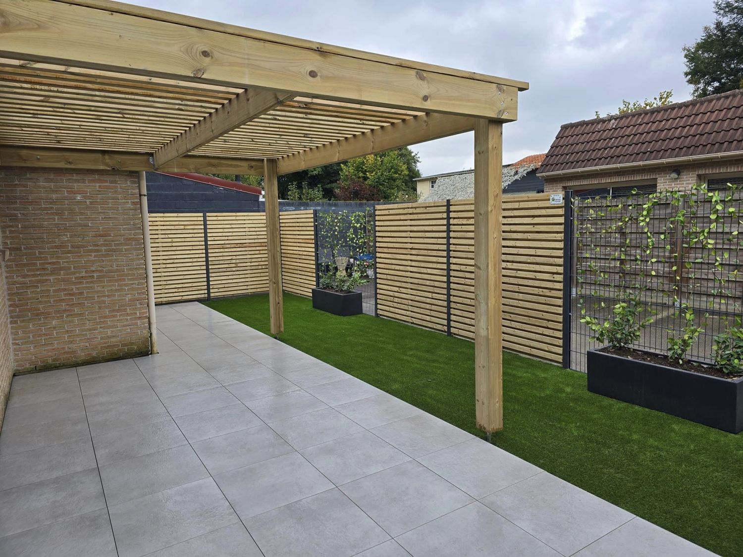 Terrasse, clôture, portillon, gazon synthétique, pergolas, jardinières 