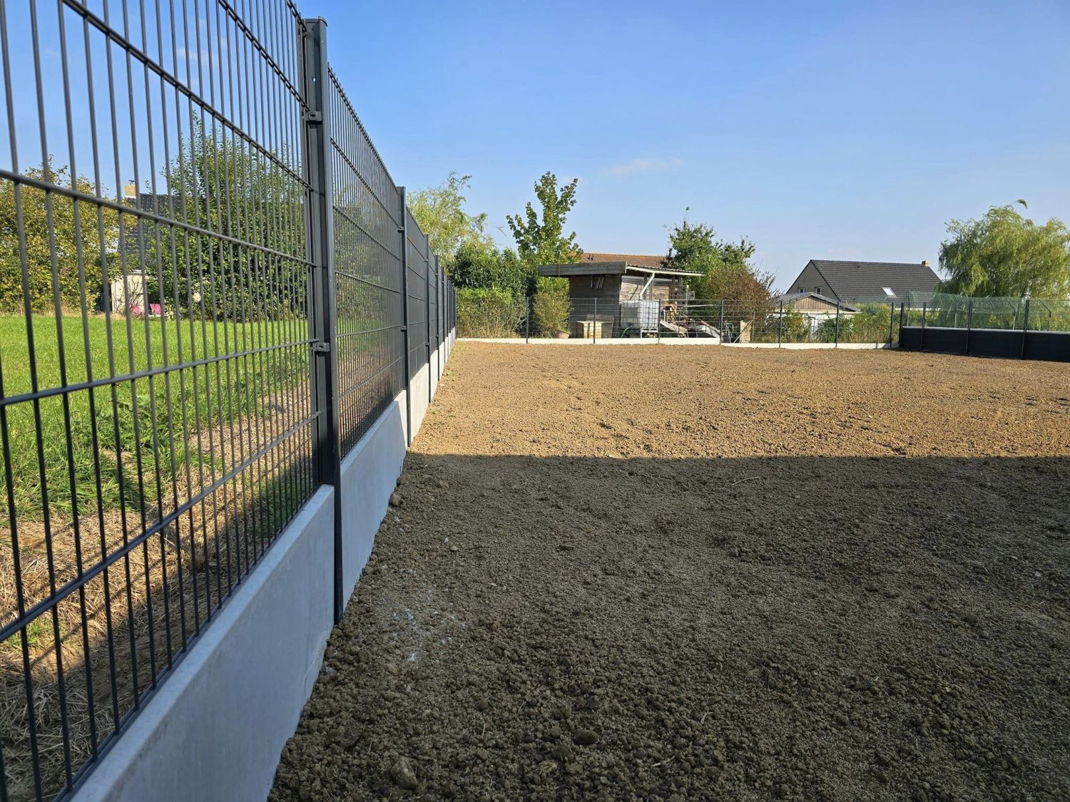 Clôture rigide en double fils et engazonnement 