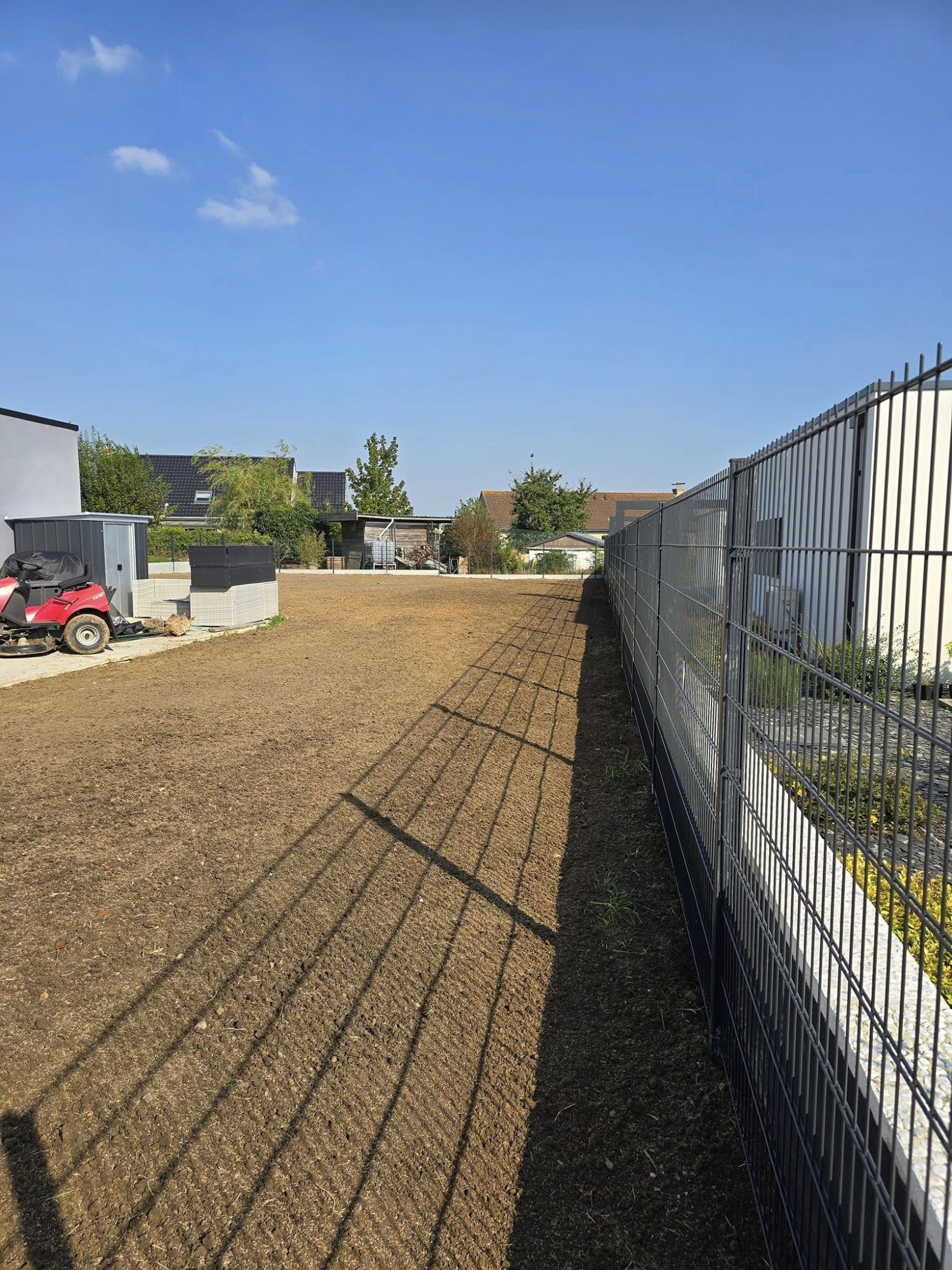 Clôture rigide en double fils et engazonnement 