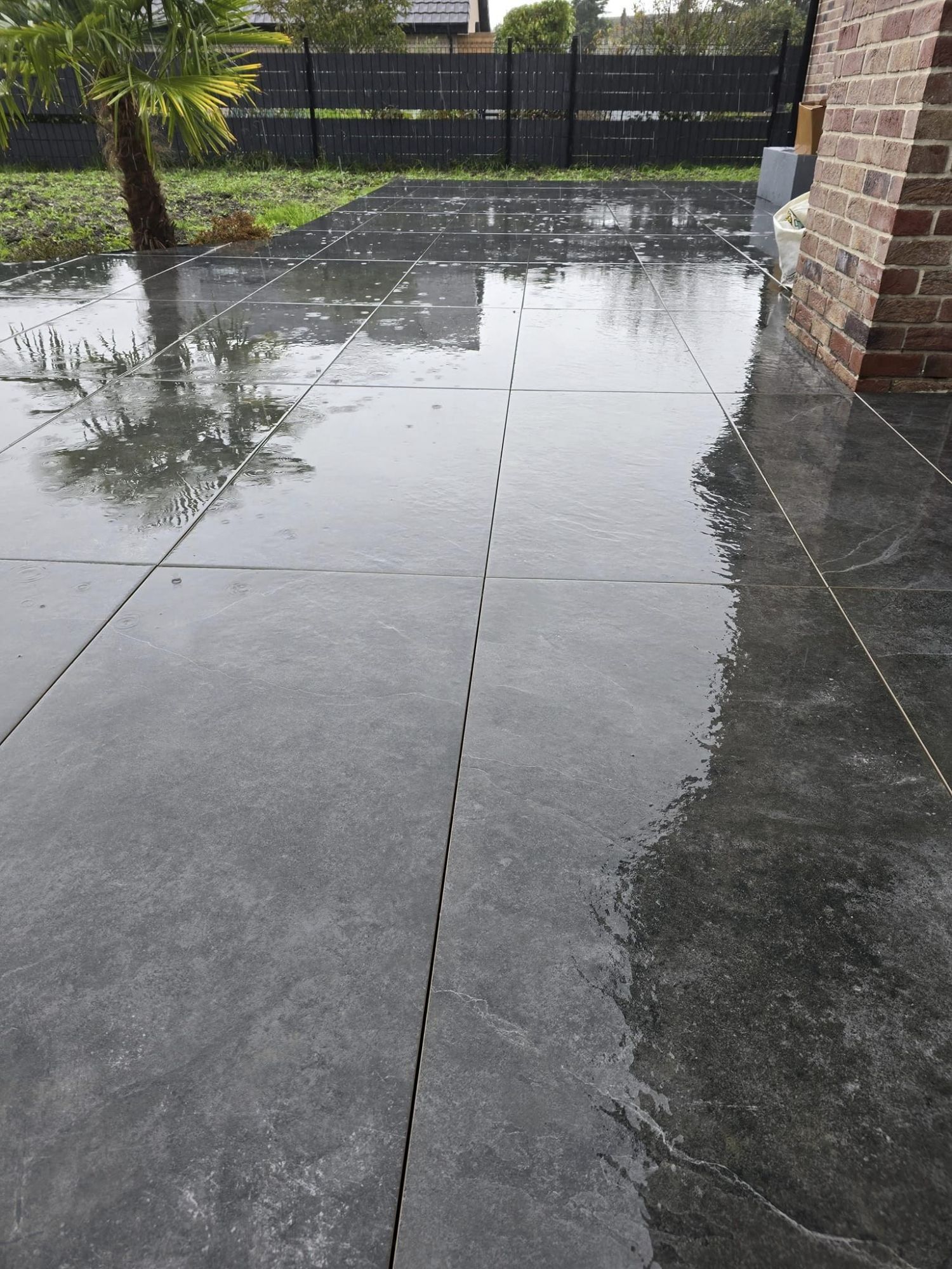 Clôture rigide en double fils et engazonnement 